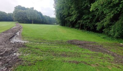 Ausgeprägte Bodenerosion auf dem Golf-Fairway nach einem Starkregen.  (Foto: Tobias Gerwing)