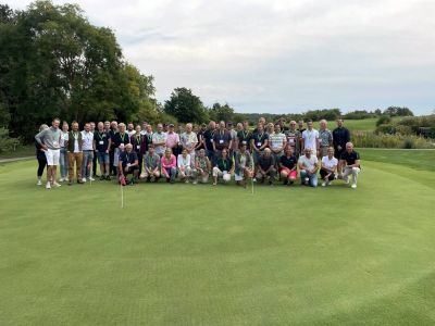 Die Teilnehmenden am Exkursionstag beim GC Würzburg