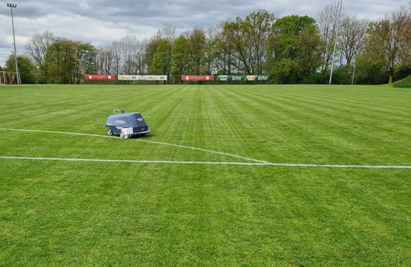 Markier-Roboter auf dem Sportplatz