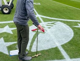 Interview zum Rasen mit „Fieldinspektor“, Prof. John Sorochan beim NFL-Spiel in der Allianz-Arena München