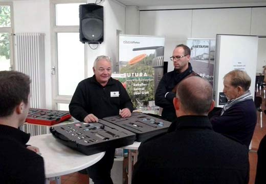 Herr Götz (Mitte) erläuterte beim Workshop die Bauteile der Beregnungsanlage