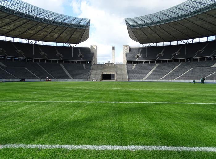 Rasen des Olympiastadions Berlin mit Blick auf die Freitreppe am Marathontor.