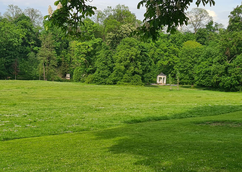 Blick in den Schlosspark Tiefurt mit Musentempel im Hintergrund.