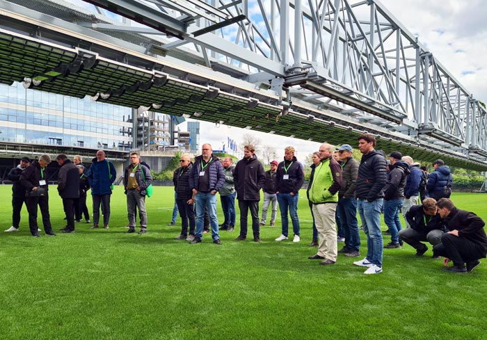 DRG-Teilnehmergruppe bei der Besichtigung der „Belichtungsbrücke“ über dem Stadionrasen der Veltins-Arena.