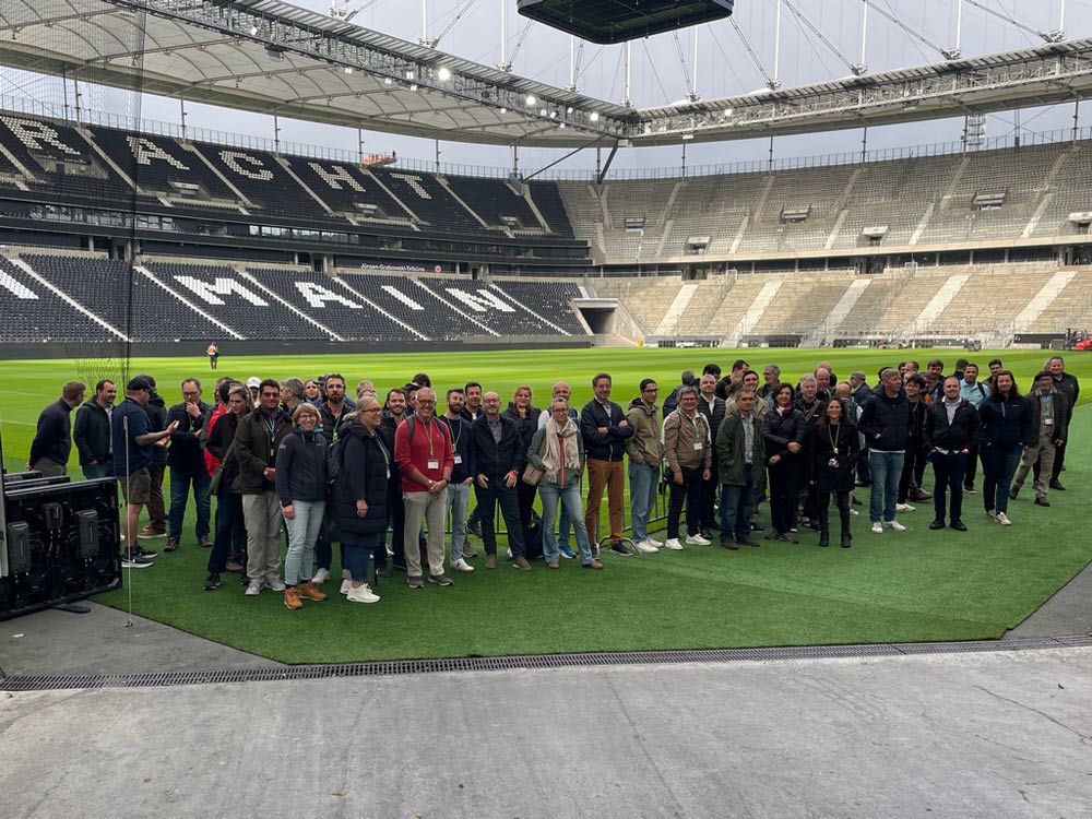 Die Exkursionsteilnehmer in der Deutsche Bank Park Arena.