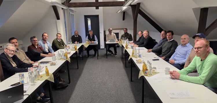 Jahrestreffen des Beirats zum Kompetenzzentrum Rasen an der HS Osnabrück mit den anwesenden Mitgliedern. 