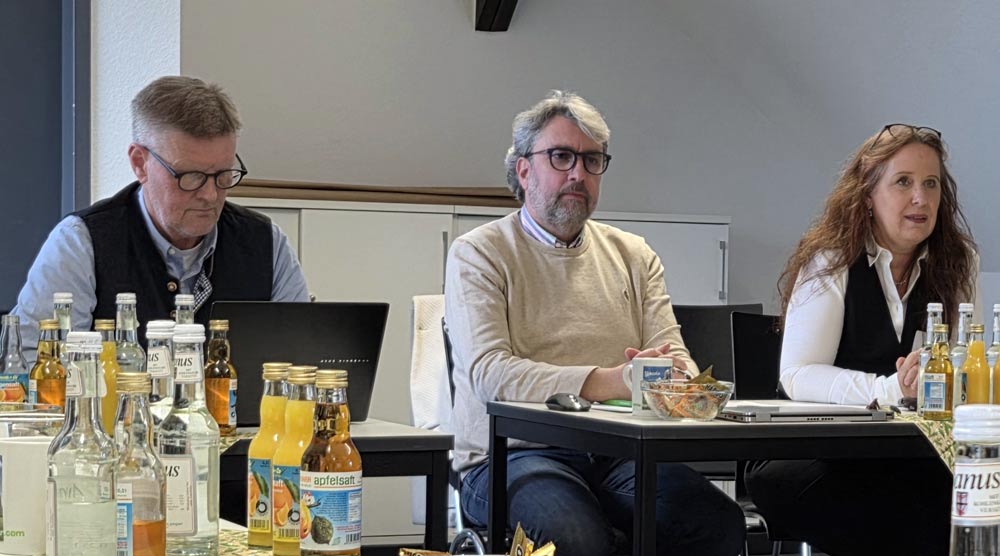 Die Leitung der Beiratssitzung hatte Prof. Martin Thieme-Hack (Mitte). Die Dekanin, Prof. Dr. Karin Schnitker erläuterte die zukünftigen Strategien der Hochschule zum Thema Rasenwissenschaft, die vom DRG-Vorsitzenden, Dr. Harald Nonn, kommentiert wurden. 