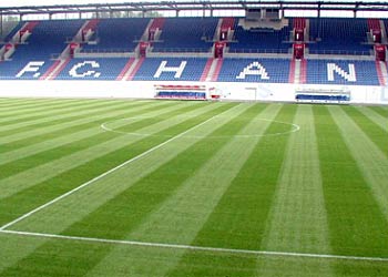 Perfektes Streifenmuster auf dem Rasen eines Bundesliga-Stadions