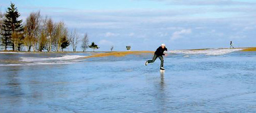 Eislaufen auf dem Golfplatz, wie hier in Norwegen, dürfte In Deutschland eher 
selten sein.