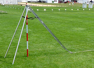 Stativ mit Ausrollschine zur  Ermittlung der Ballroll-Strecke auf der Rasenfläche.