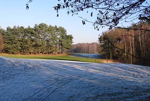 Winterliche Spuren bei Raureif führen auf dem Golfplatz zu Schäden an den Gräsern