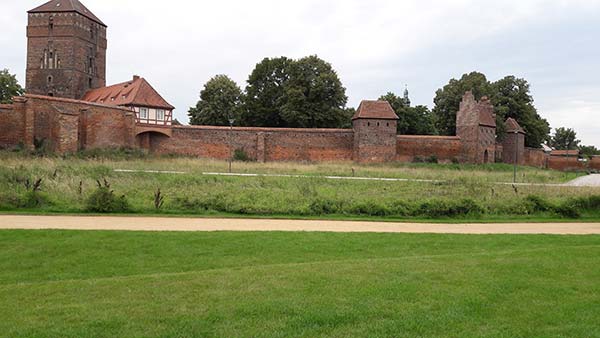 Gebrauchsrasen und Biotp-Entwicklung, im Hintergrund Stadtmauer mit Bischofsburg