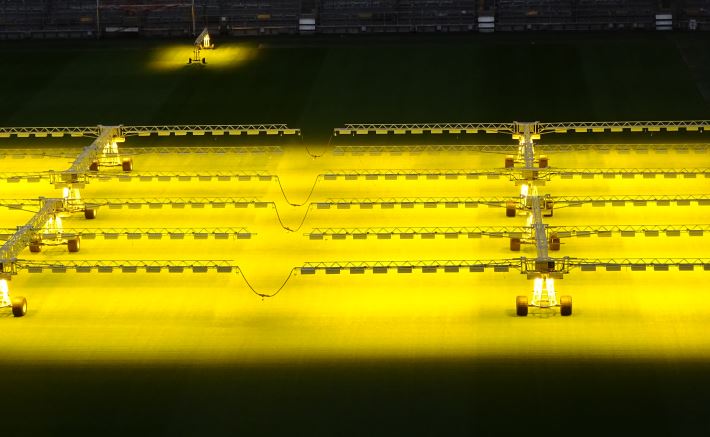 Vegetationsbelichtung mit  kombinierten Beleuchtungs-Units auf dem Stadionrasen 