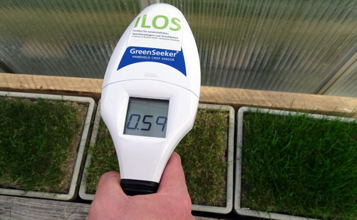 Einsatz des GreenSeeker handheld crop sensor zur Prüfung des NDVI-Wertes